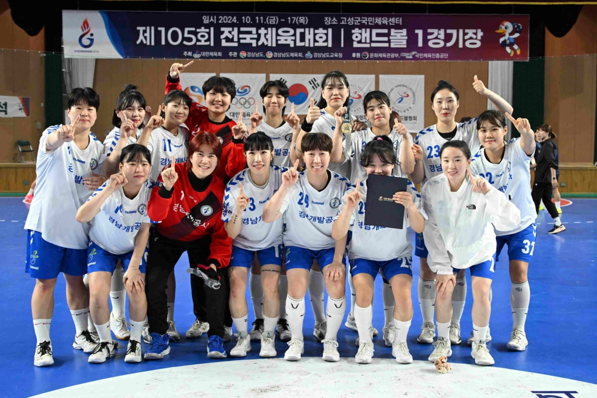 约老师奋力拿下第10个篮板 成功达成本赛季NBA首个三双