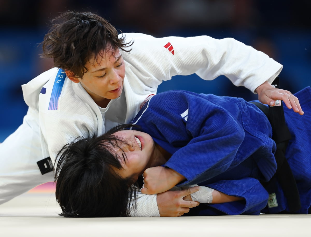 0-2！国足半场落后日本队，三笘薰远藤航头球破门，王大雷神扑