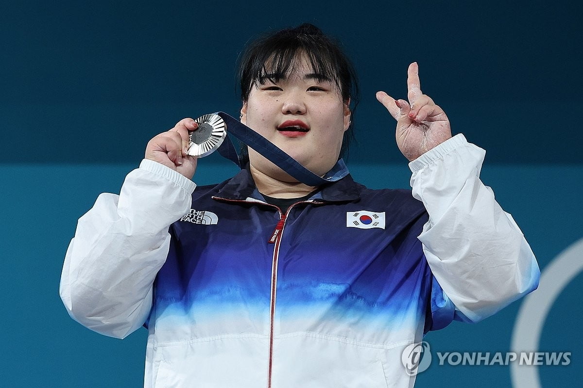 卫报评2024百大球星1-10名：罗德里第一 维尼修斯第二