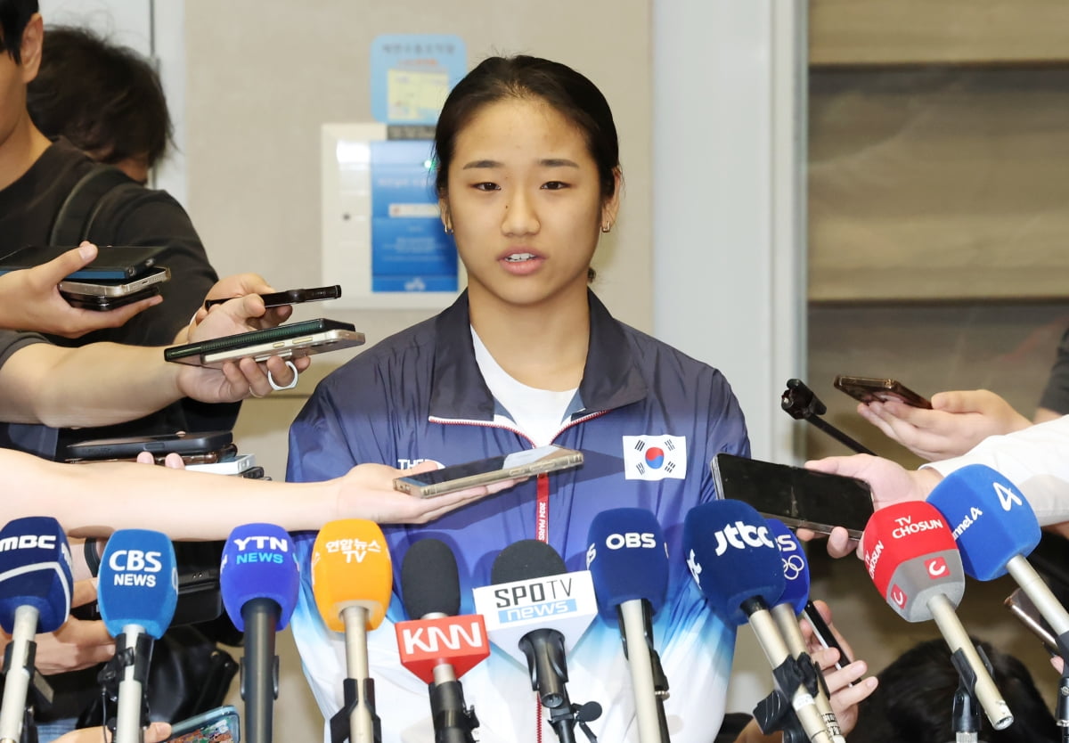 两黄变一红，曼城后卫里科-刘易斯一线队生涯首次被罚下