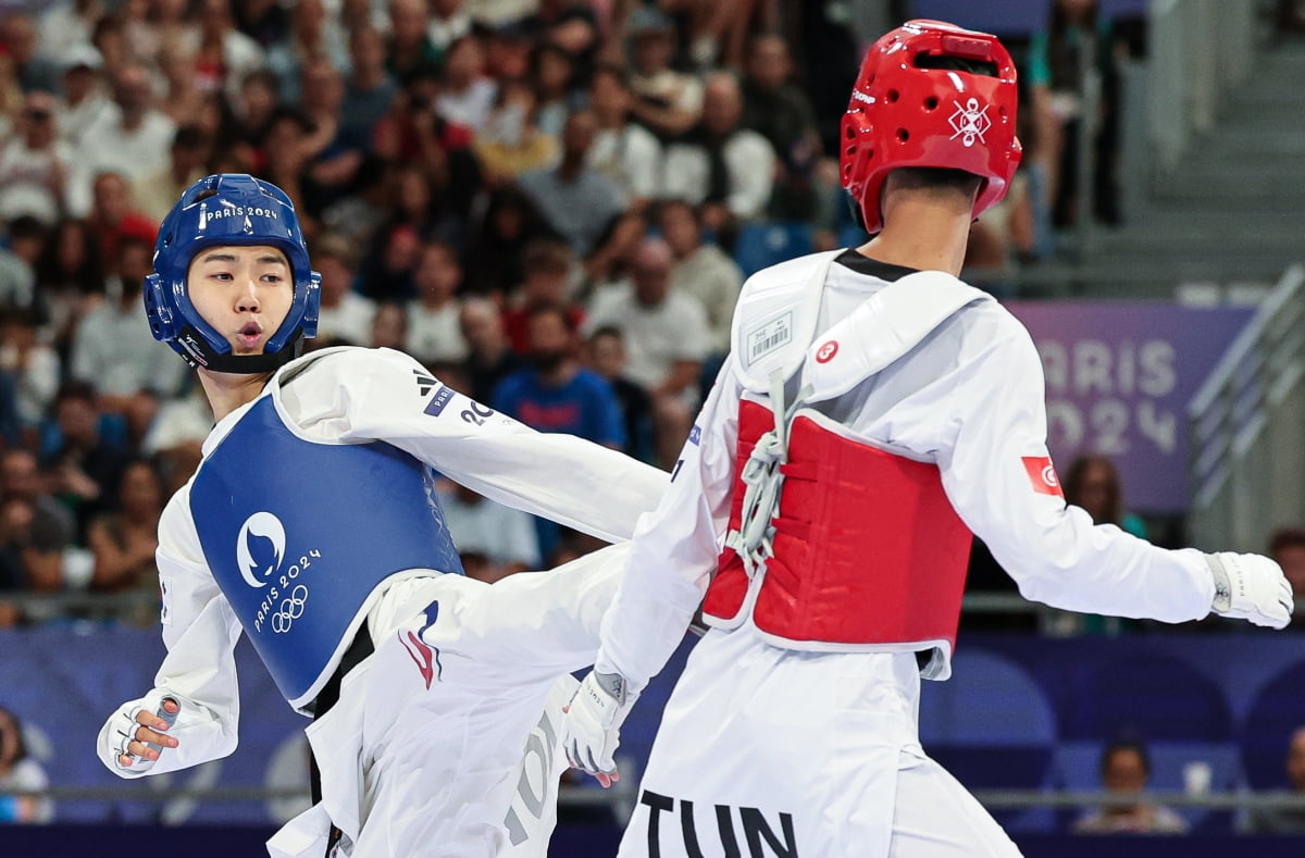 外援疯狂对轰！琼斯半场25分8助攻对飚巴斯25分9篮板