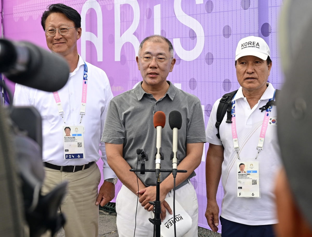 内马尔参加巴西扑克系列赛活动，与现场DJ互动一起跳舞