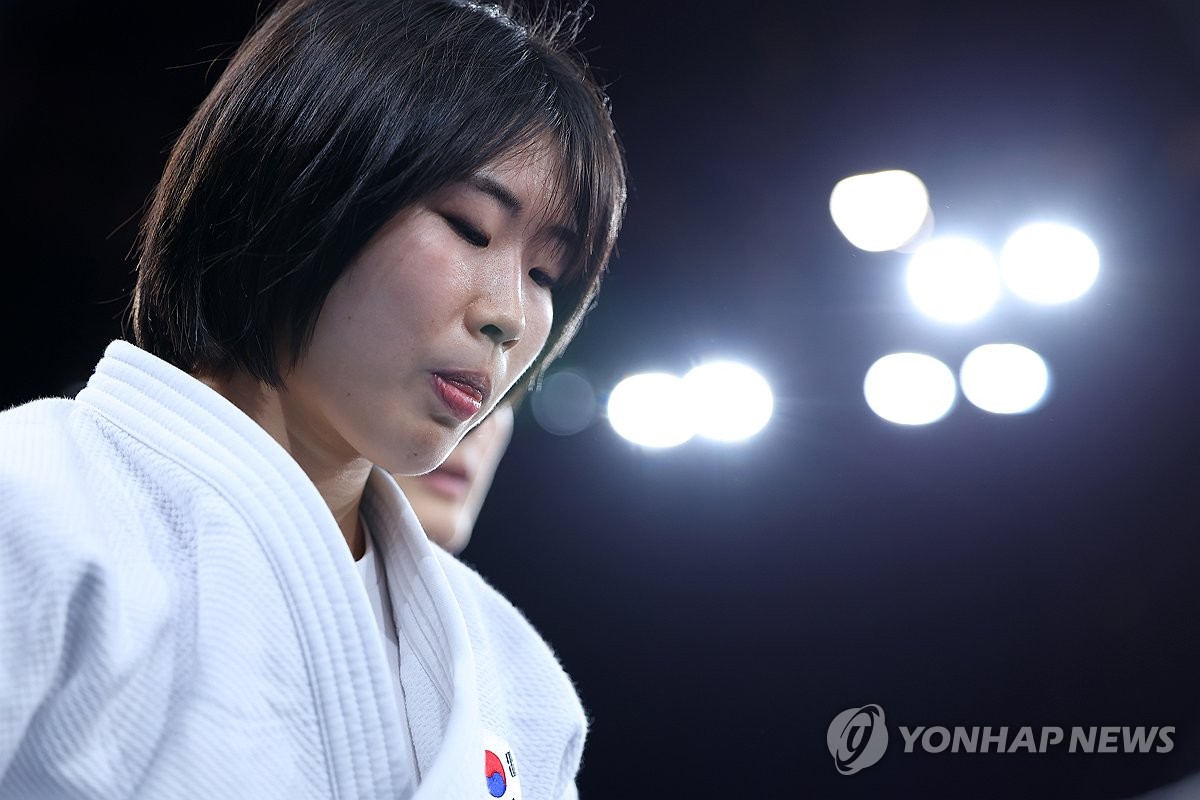 WNBA赛场也有火爆冲突！格里纳不慎挥到杰克逊 后者出言不逊 格里纳挥拳欲揍杰克逊被立马拉开