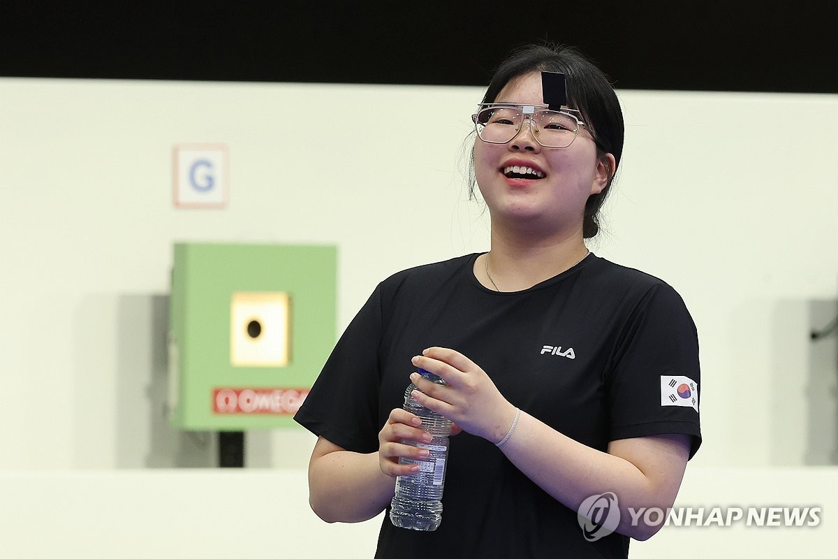 手感不佳！水星库珀&格里纳合计7中2 风暴三分球颗粒无收 两队首节17平
