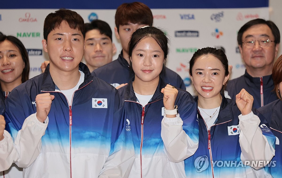 季后赛首秀状态欠佳！克拉克半场9中1仅得3分 全场17中4得到11分8助攻