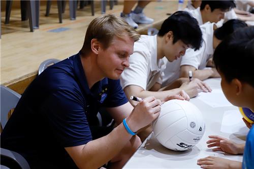 里程碑，维拉中场蒂勒曼斯迎来英超生涯第200次出场
