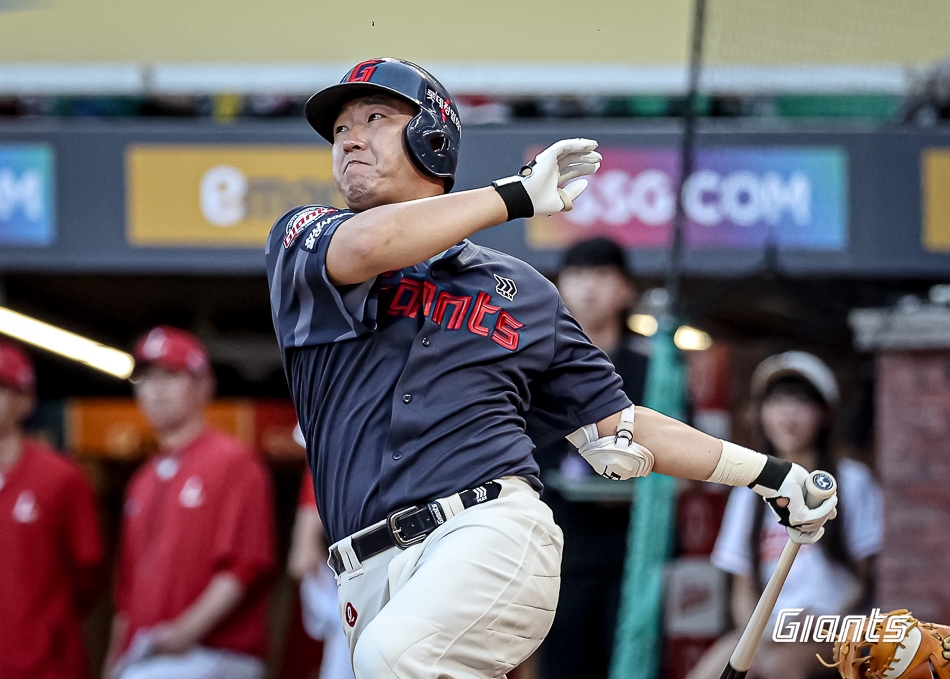 不走运！韦德抢篮板崴脚受伤 已返回更衣室