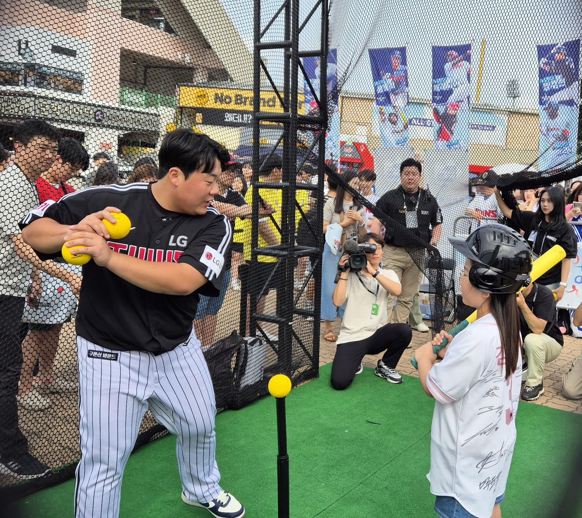 记者：库兹马成交易市场香饽饽，湖人、勇士等多队对其感兴趣