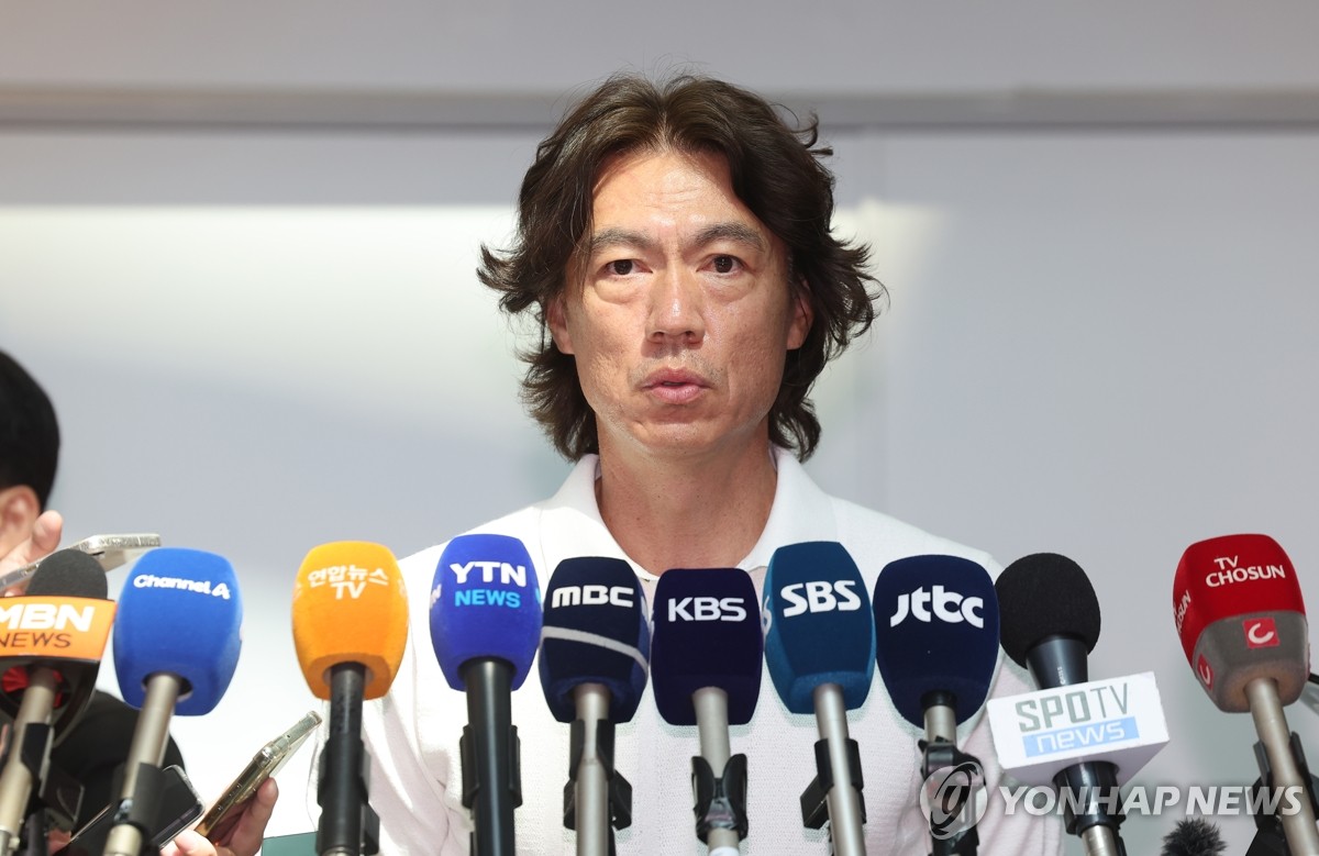 卡卡：莱奥是我非常喜欢的球员，他拥有出色的力量和技术