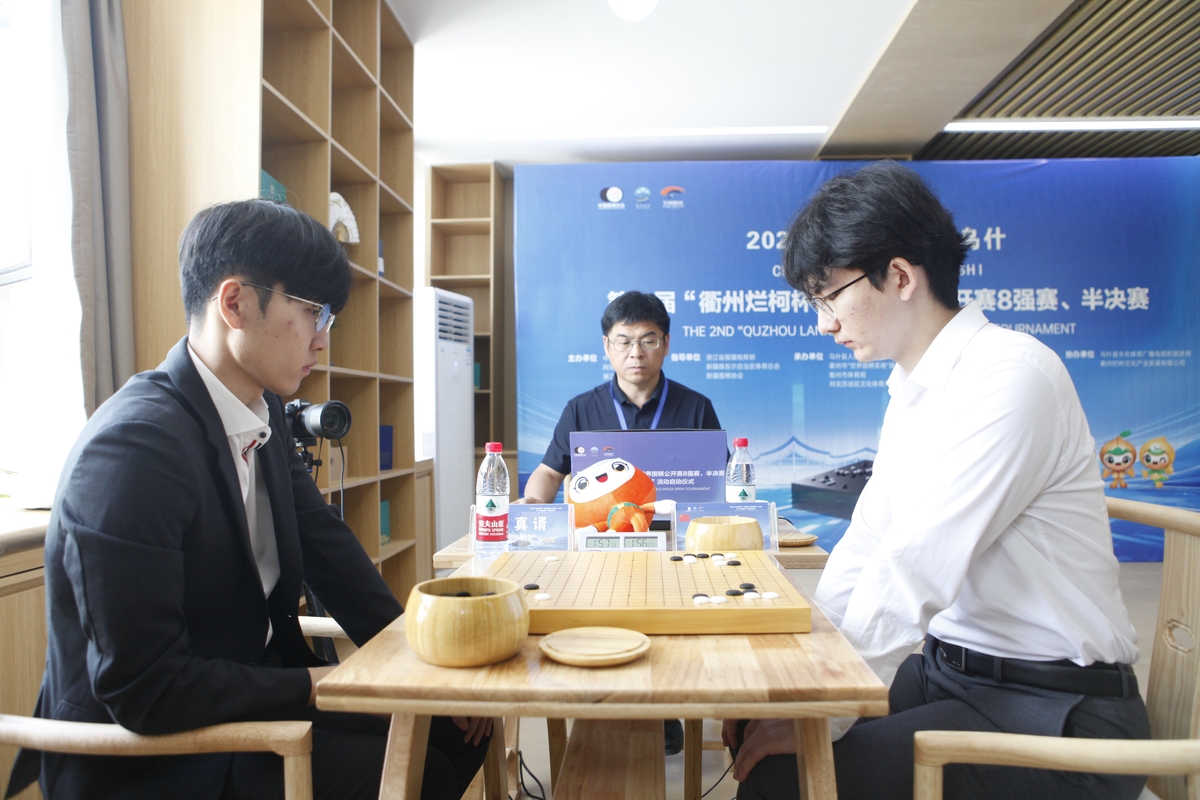 铁人轮休，莱万本赛季首次在巴萨比赛中替补待命