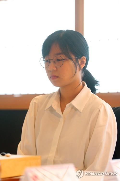 不断缠斗！本坦库尔持续对麦金肢体接触 贴身逼抢后者跪倒在地