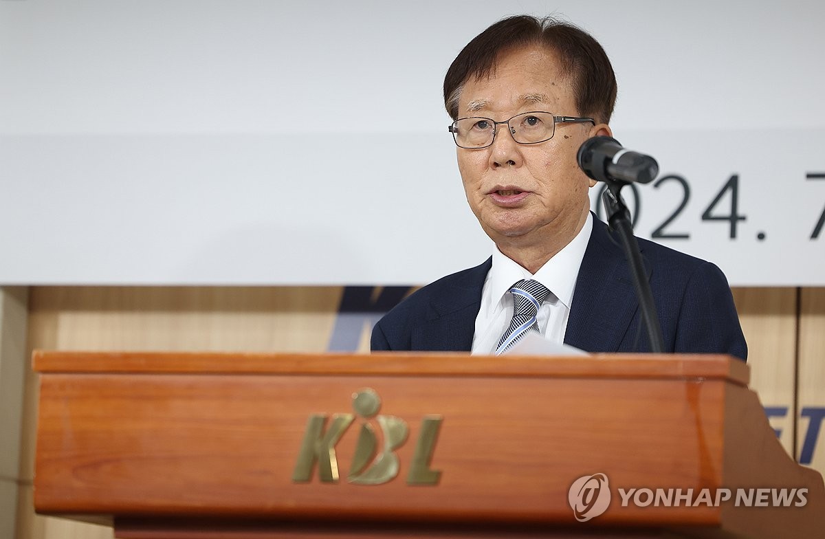 塞克斯顿防守詹姆斯时被击打到面部失去防守位置 后者上篮命中