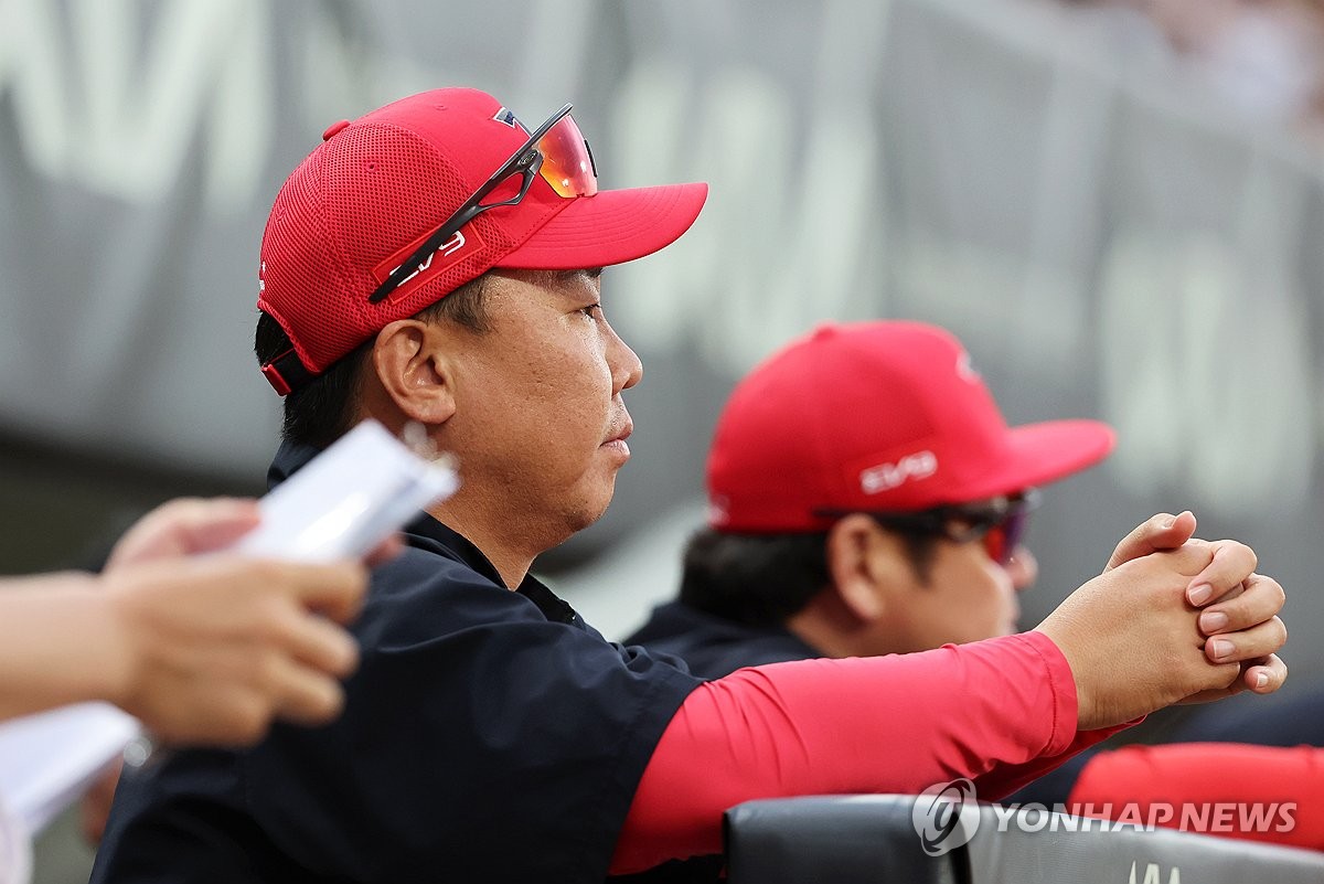 每体：巴萨将与莱万谈未来，相信他能在2月激活自动续约1年的条款