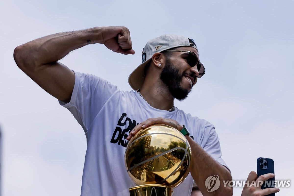 接着奏乐接着舞！利物浦安菲尔德主场明夏将办英国歌星演唱会