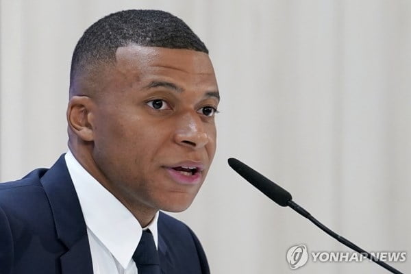 曼联想2100万镑签迪布林？圣徒主帅打趣：可能他的左腿都买不到